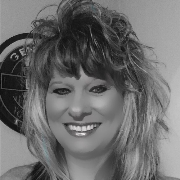 PRICES DROPPED ON ENTIRE CLOSET!! - Picture 1 of 1